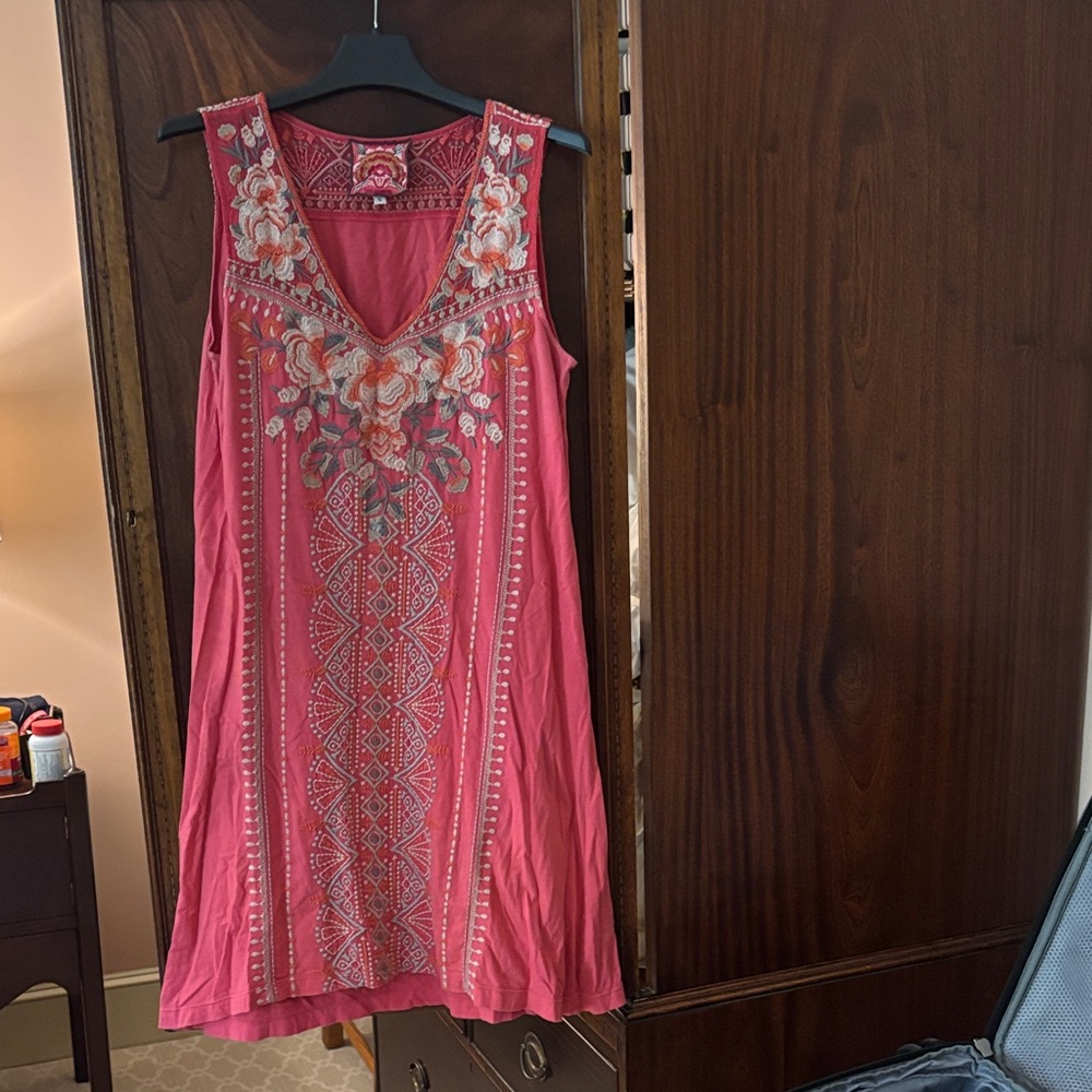 Johnny Was Embroidered Sleeveless V-Neck Women’s Top - salmon - size S